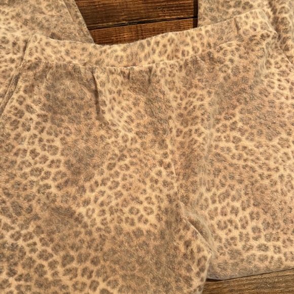 NWT matching lounge blush leopard sweater and pant - Picture 11 of 11